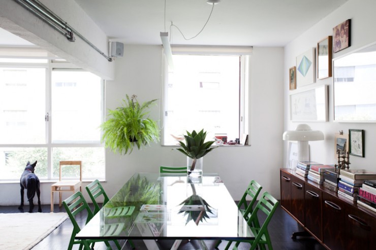 "A claridade que as janelas permitem, dá um toque de frescura que combina com o verde das cadeiras."