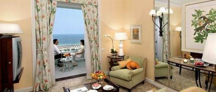 "Copacabana Palace Hotel, a suite da piscina, linda e primaveril."