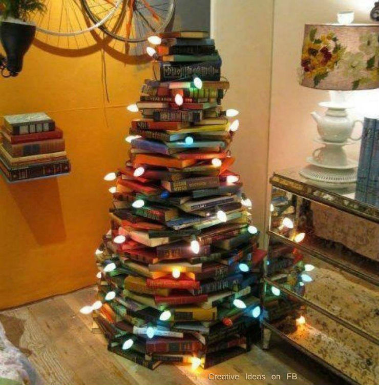 "Árvore de Natal feita de livros"