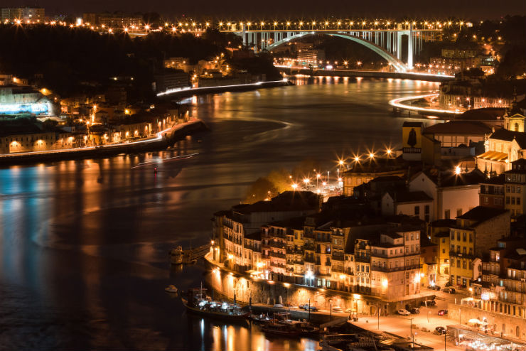 "cidade do Porto à noite"
