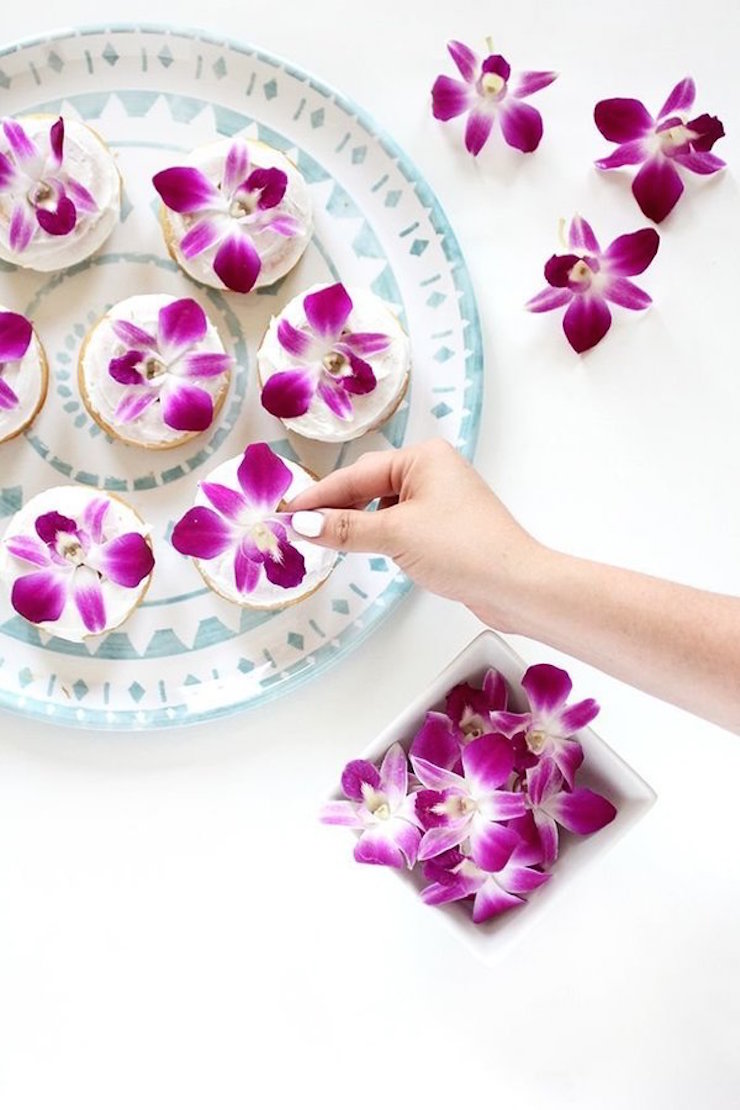 Prepare tudo para o melhor brunch que as suas visitas jia viram com estas deliciosas rosquinhas decoradas com esta flor comestível. (via I Spy DIY)